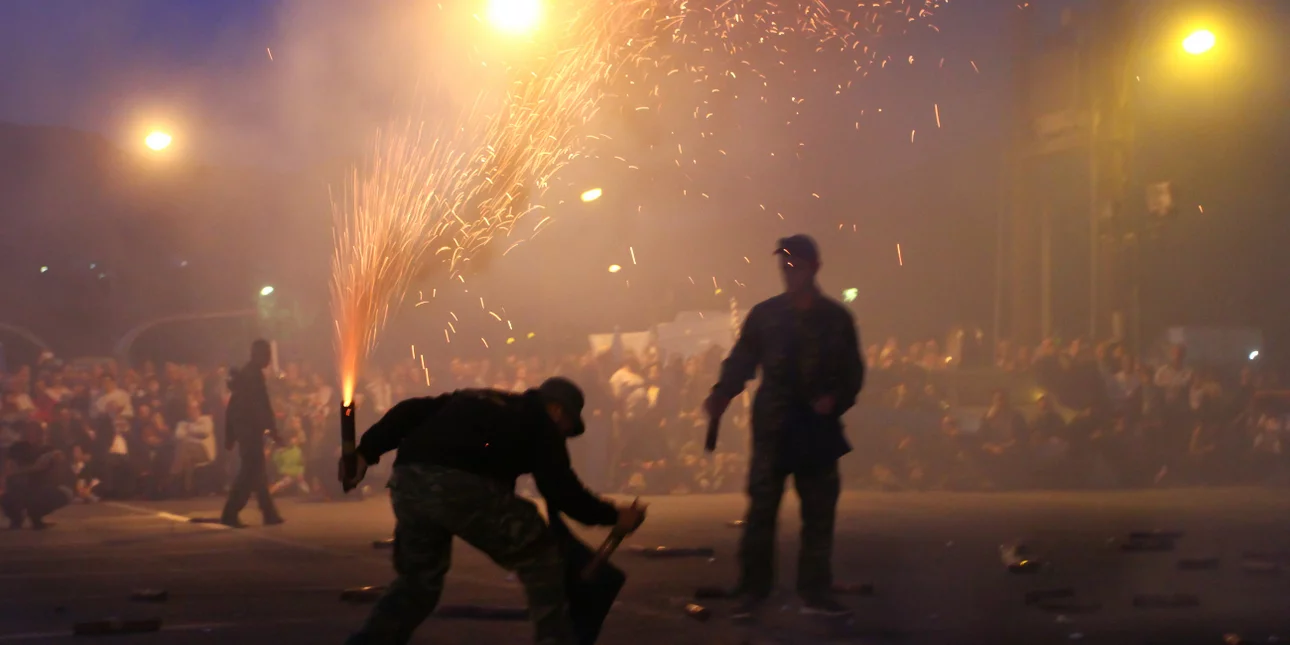 Συλλήψεις και προσαγωγές έξω από εκκλησίες για την κατοχή βεγγαλικών και εκρηκτικών υλών