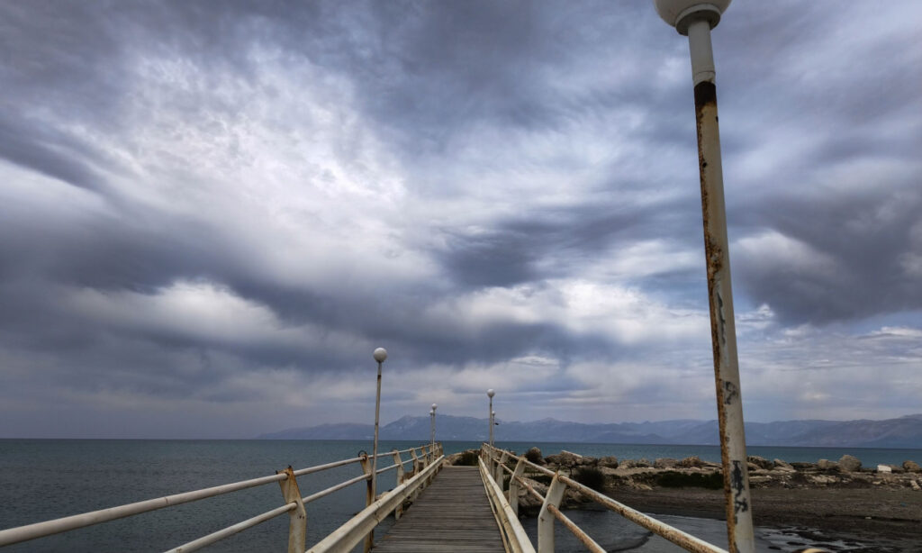 Αλλάζει ο καιρός, βροχές, καταιγίδες και χαλαζοπτώσεις προβλέπει η ΕΜΥ