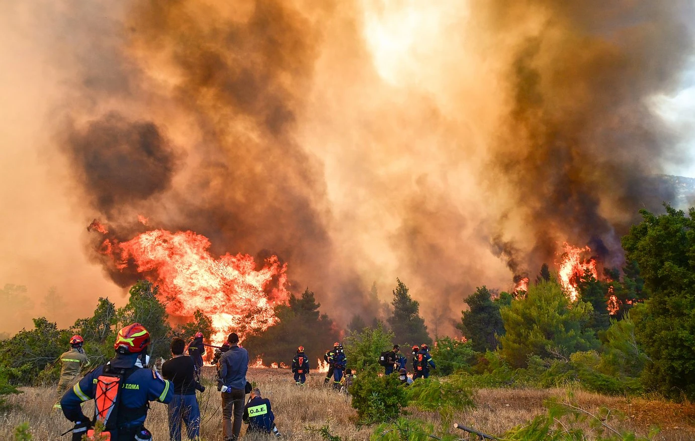 Πύρινος εφιάλτης δίχως τέλος – Δύο νεκροί από σύγκρουση ελικοπτέρων (video)
