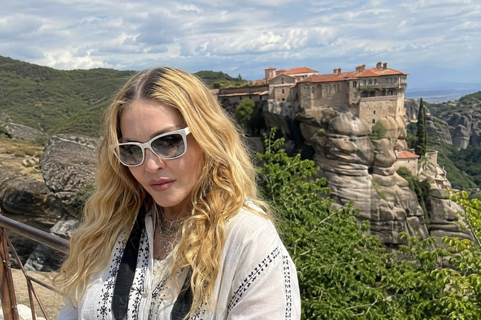 Η Μαντόνα στα Μετέωρα – Η μυστική επίσκεψη στη Μονή Βαρλαάμ