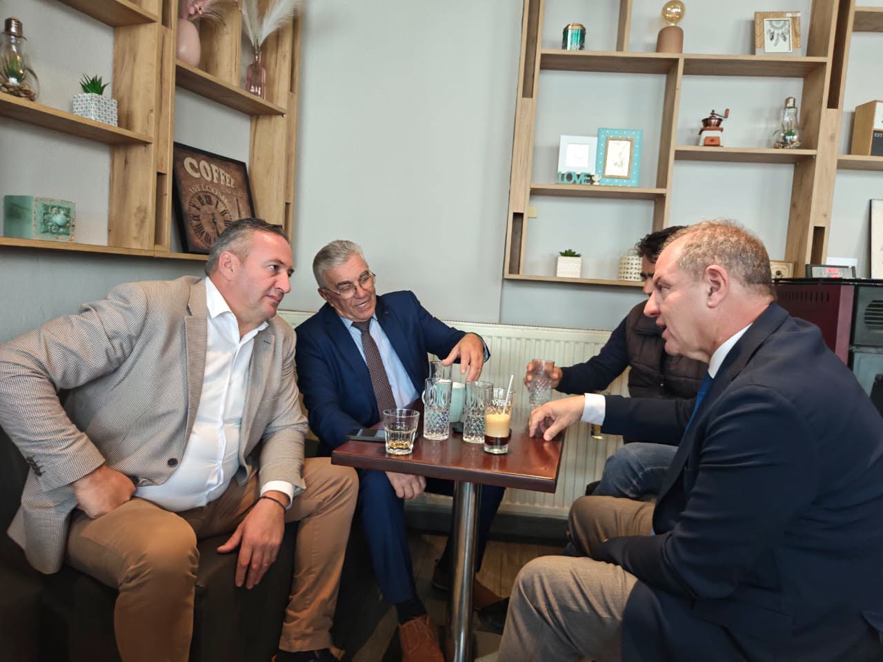 Σταμενίτης, Μπάτσης και Βέσκος: Καφές με παραπολιτικό ενδιαφέρον στους Προμάχους