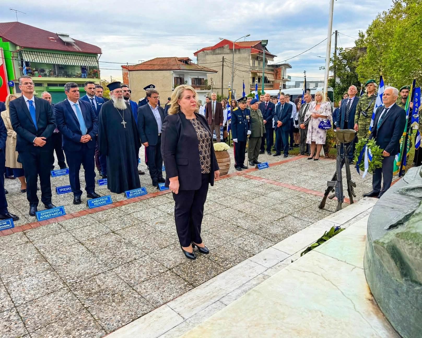 Τζένη Δεντσίδου: Κατάθεση στεφάνου στο Ηρώο και παρουσία στην παρέλαση των Γιαννιτσών