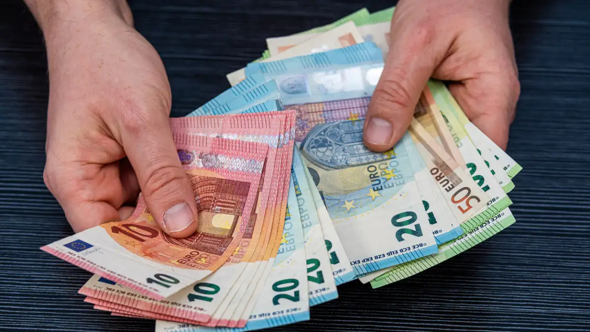 Κατώτατος μισθός: Στα 960 € μεικτά από τον Απρίλιο – Πόσο αυξάνονται οι αποδοχές των εργαζομένων
